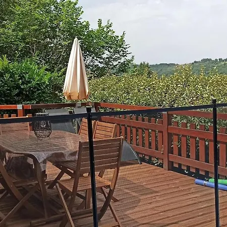 Le Du Avec Et Piscine Privés Pour Le Printemps Et L'été Et Poêle à Bois Réconfortant En Hiver Chalet *