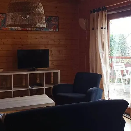 Le Du Avec Et Piscine Privés Pour Le Printemps Et L'été Et Poêle à Bois Réconfortant En Hiver