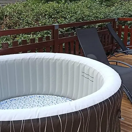 Le Du Avec Et Piscine Privés Pour Le Printemps Et L'été Et Poêle à Bois Réconfortant En Hiver Chalet Beaulieu (Cantal)